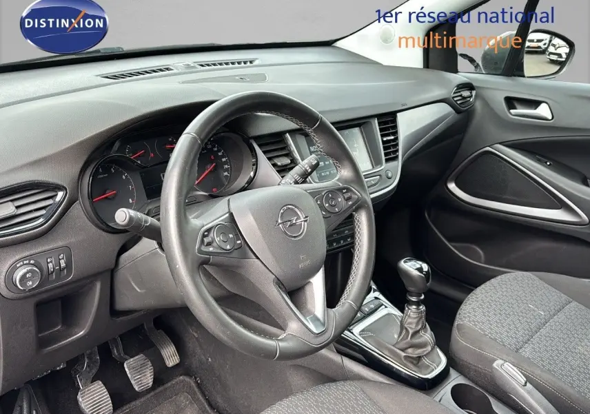Intérieur de l'Opel Crossland X 1.2 Turbo 110ch Edition 2020, vue côté conducteur sur volant et tableau de bord noir.