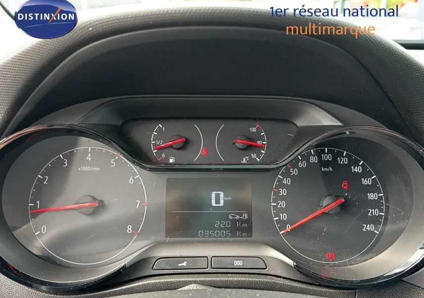 Vue rapprochée du tableau de bord de l'Opel Crossland X 2020, affichant compte-tours, vitesse et jauges.