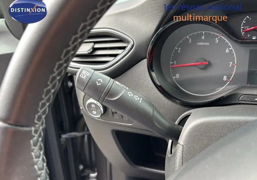 Gros plan sur le commodo de clignotant et le compte-tours du tableau de bord d'un Opel Crossland X 2020.