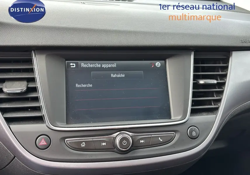 Tableau de bord de l'Opel Crossland X 2020 avec écran central tactile affichant une recherche d'appareil multimédia.