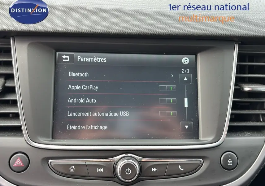 Écran central tactile de l’Opel Crossland X 2020 affichant les paramètres Bluetooth, Apple CarPlay et Android Auto