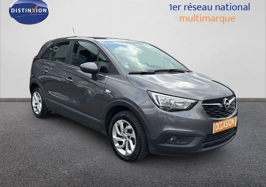 Opel Crossland X gris pierre de lune métal en 3/4 avant droit, avec jantes alliage et calandre noire distinctive.