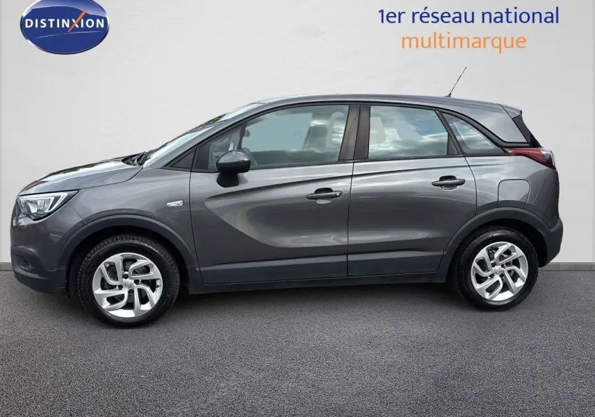 Profil côté gauche d'un Opel Crossland X gris pierre de lune métal, version 1.2 Turbo 110ch Edition de 2020, cinq portes.