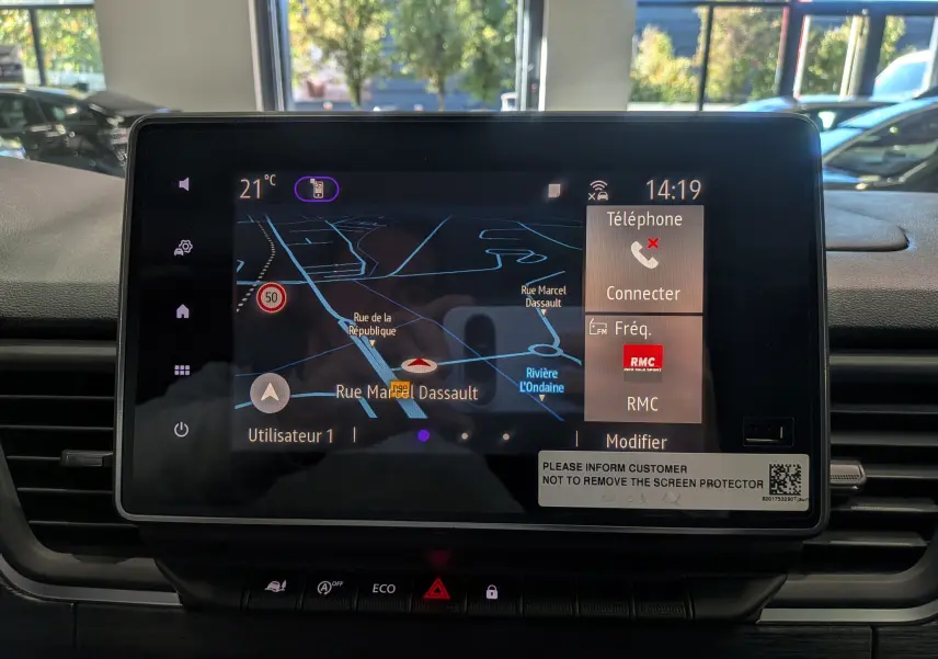 Écran tactile multimédia du Renault Trafic Combi blanc, affichant la navigation et les options téléphone en intérieur.