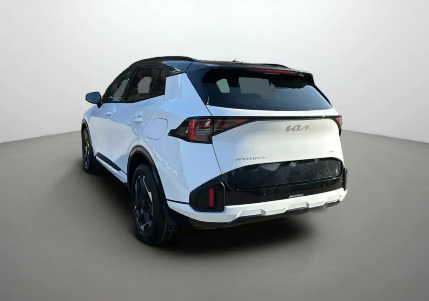 KIA Sportage 2026 blanc nacré toit noir vu 3/4 arrière droit avec feux Matrix LED et jantes alu 18 pouces.