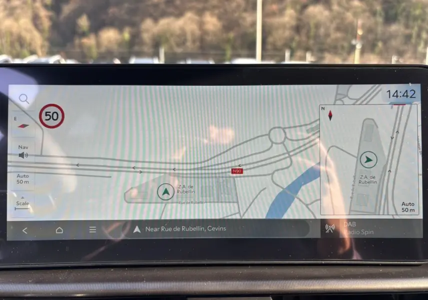 Écran tactile GPS 12,3 pouces du Kia Sportage 2026 affichant une carte de navigation en mode jour.