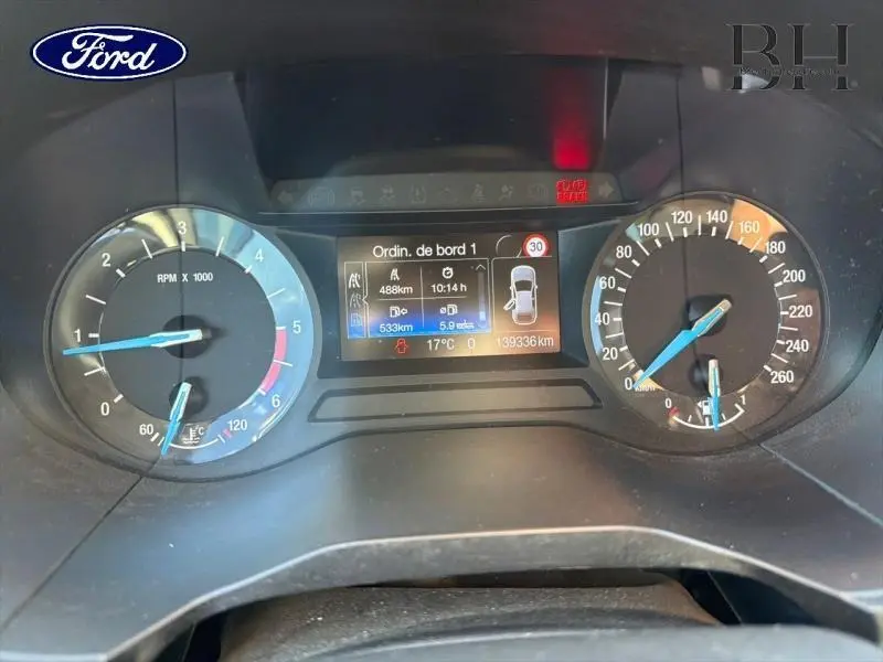 Vue rapprochée du tableau de bord du Ford S-MAX 2016 avec compte-tours, vitesse et écran multifonction lumineux.