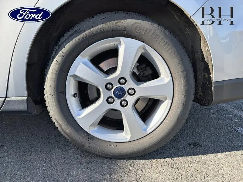 Gros plan sur la jante alu grise et le pneu Continental du côté avant droit du Ford S-MAX gris lunaire 2016.