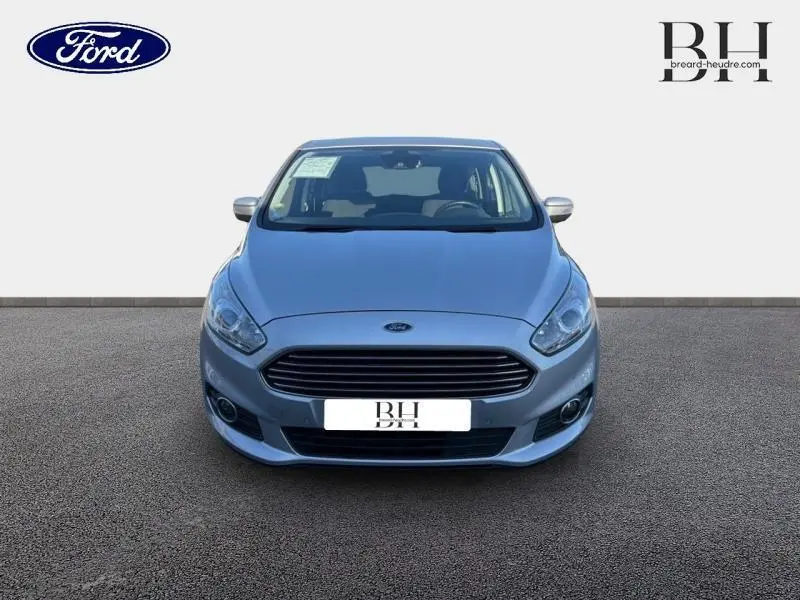Vue frontale d'une Ford S-MAX gris lunaire 2016 avec calandre chromée et feux LED de jour.