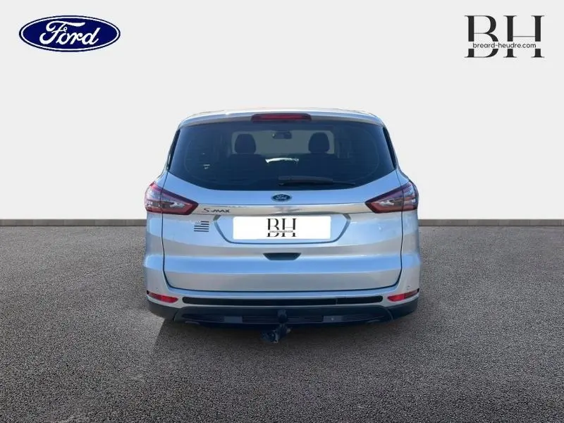 Vue arrière d'un Ford S-Max gris lunaire 2016 avec feux arrière LED et attelage visible.