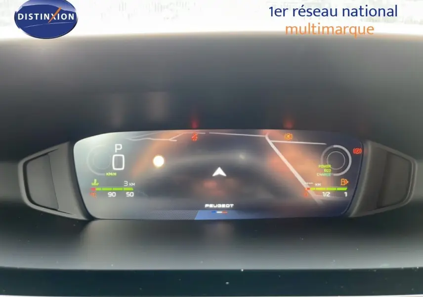 Tableau de bord numérique de la Peugeot 308 hybride 2026, affichage central avec informations de conduite et énergie.
