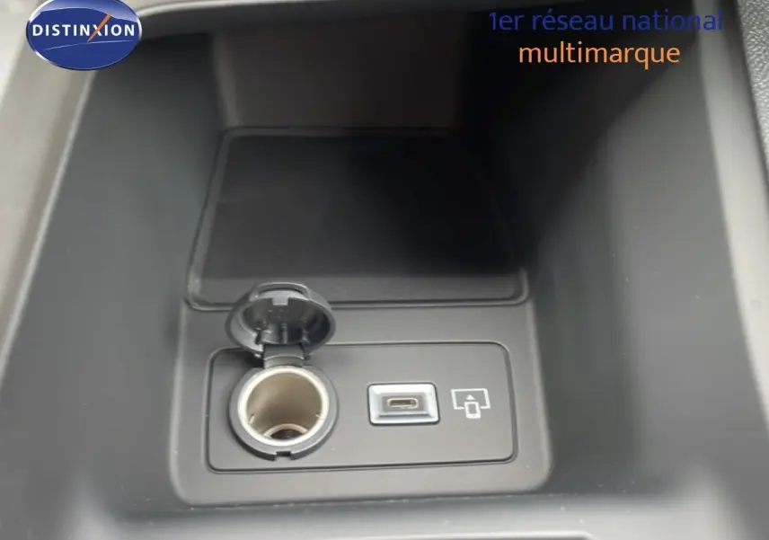 Prise allume-cigare et port USB type C dans la console centrale d'une Peugeot 308 gris selenium metal 2026.