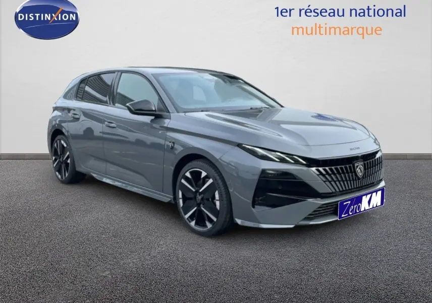 Peugeot 308 1.2 Hybrid gris sélénium métal en 3/4 avant droit avec jantes noires et calandre distinctive.