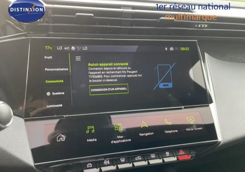 Vue rapprochée de l’écran tactile central du Peugeot 308 gris Selenium, affichant le menu connectivité et multimédia.