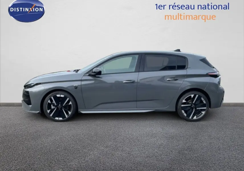 Profil latéral droit d'une Peugeot 308 1.2 Hybrid 145ch gris selenium métallisé avec jantes noires et grises.