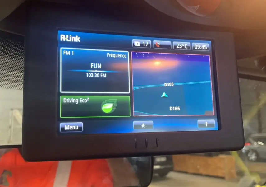 Écran tactile R-Link du Renault Master TPMR 2019, affichant radio FM et navigation, vu de l'habitacle côté conducteur.