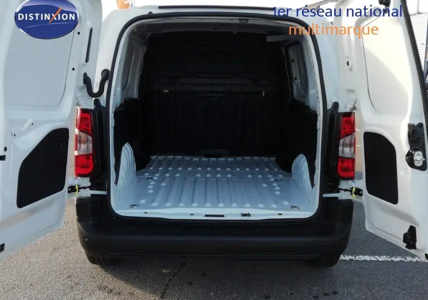 Vue arrière du Peugeot Partner blanc Kaolin 2026 avec portes arrière ouvertes et espace de chargement vide visible.