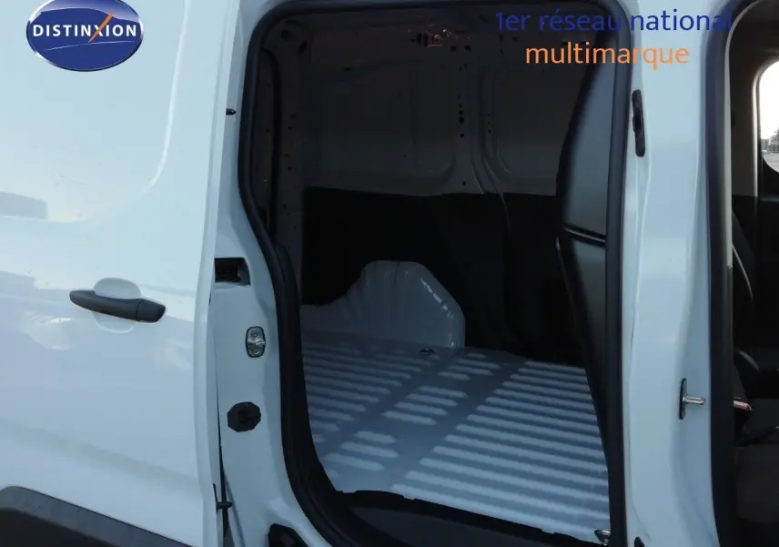 Vue latérale gauche du Peugeot Partner blanc Kaolin 2026 avec porte coulissante ouverte montrant l’espace de chargement vide.