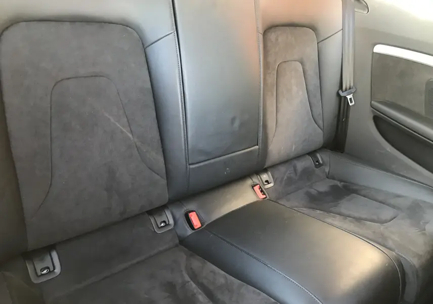 Vue rapprochée des sièges arrière en cuir noir et alcantara de l'Audi A5 Coupé gris dauphin de 2012.