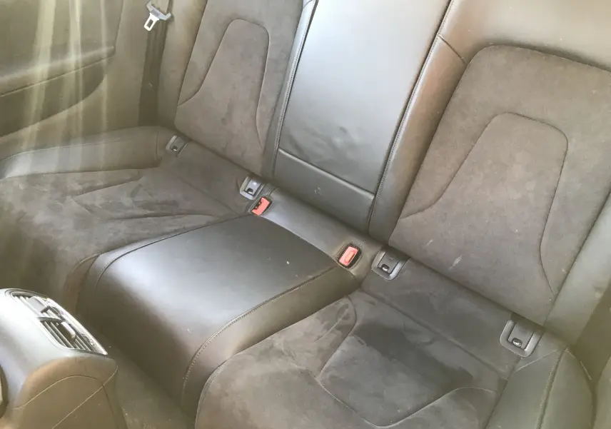 Vue rapprochée des sièges arrière en cuir noir et alcantara de l'Audi A5 Coupé gris dauphin de 2012.