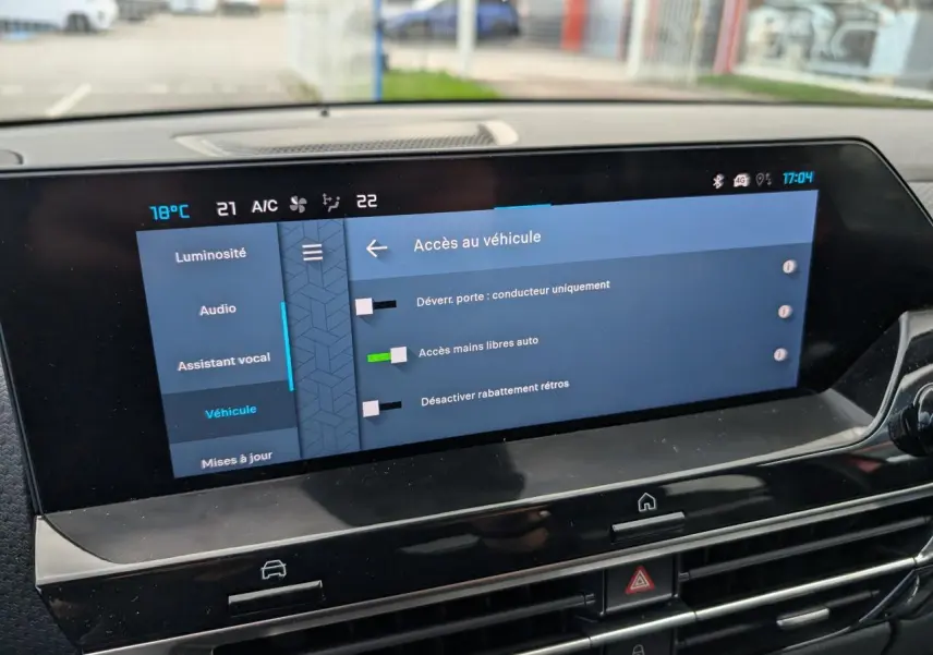 Écran tactile central de la Citroën C4 2024 affichant les réglages d'accès au véhicule en intérieur noir.