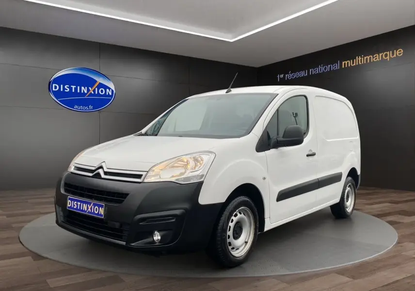 Vue 3/4 avant droite d’un Citroën Berlingo blanc 2018 avec pare-chocs noir et jantes acier simples.