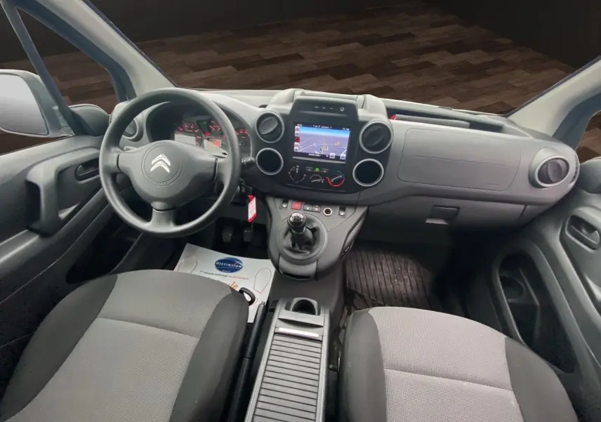 Vue intérieure avant du Citroën Berlingo blanc 2018, montrant le tableau de bord avec écran tactile et levier de vitesse manuel.