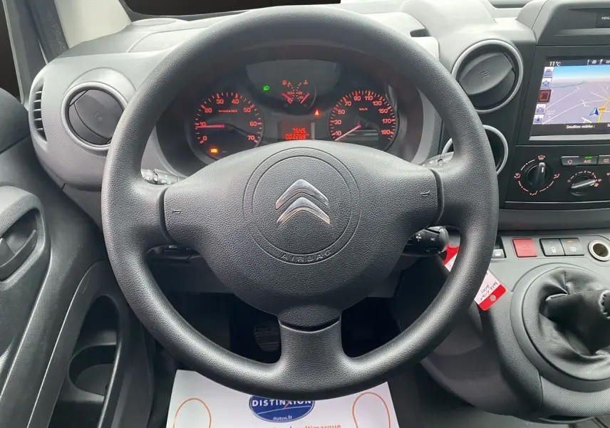 Vue intérieure centrée sur le volant noir du Citroën Berlingo blanc 2018 avec tableau de bord et levier de vitesses manuel.