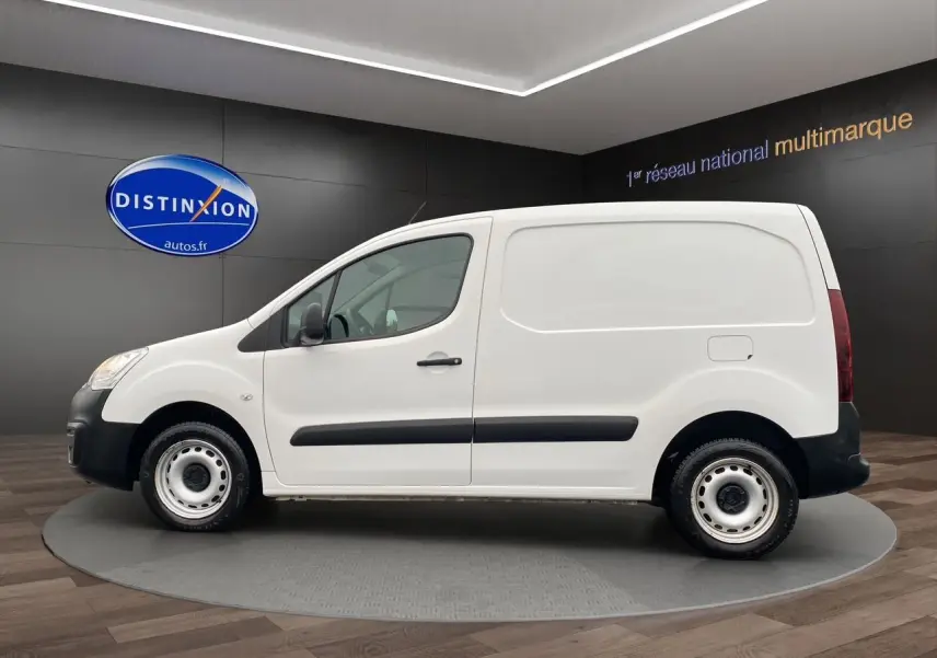 Vue de profil côté gauche d'un Citroën Berlingo blanc 2018 version Van M BlueHDi avec protections noires.