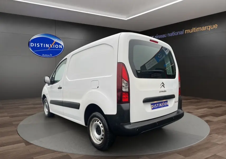 Vue 3/4 arrière droite d’un Citroën Berlingo blanc 2018, version utilitaire avec portes latérales pleines et pare-chocs noirs.