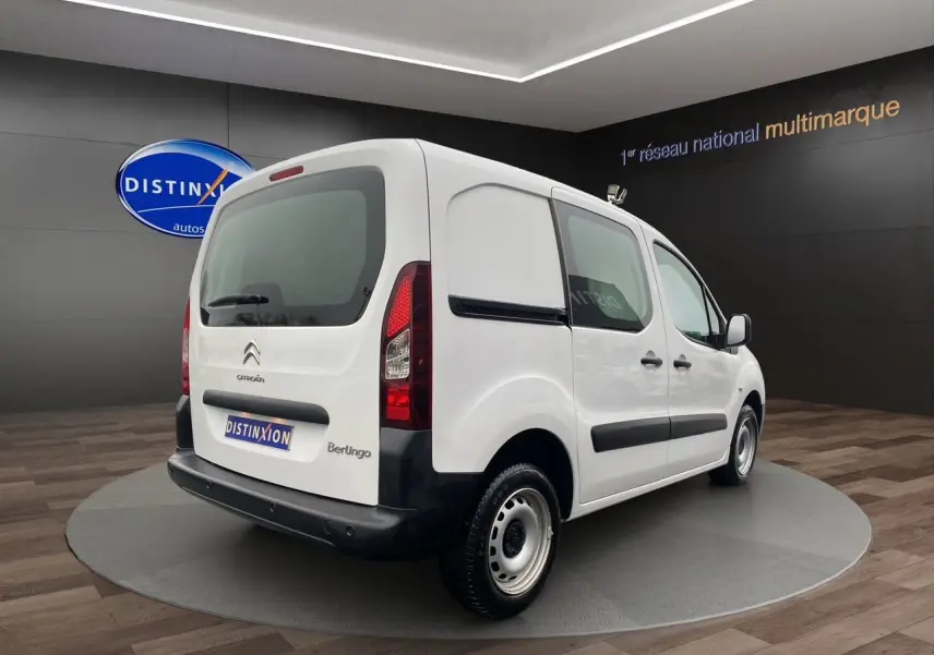 Vue 3/4 arrière droite d’un Citroën Berlingo blanc utilitaire avec panneaux latéraux pleins et jantes acier.