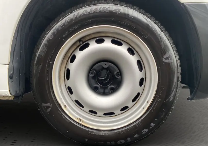 Gros plan sur la roue avant droite blanche d’un Citroën Berlingo 2018 avec pneu Firestone Winterhawk 4.