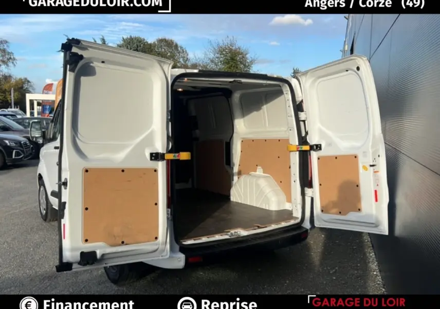 Vue arrière du Ford Transit Custom blanc 2023 avec portes ouvertes dévoilant l’espace de chargement vide et protégé.