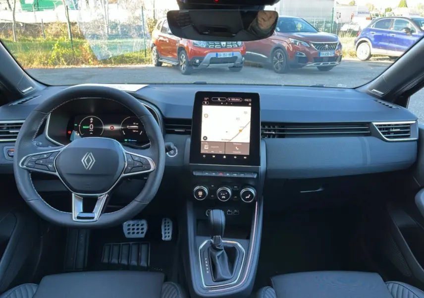 Vue intérieure avant de la Renault Clio V E-Tech 145 Esprit Alpine Bose 2025, tableau de bord et écran tactile central.