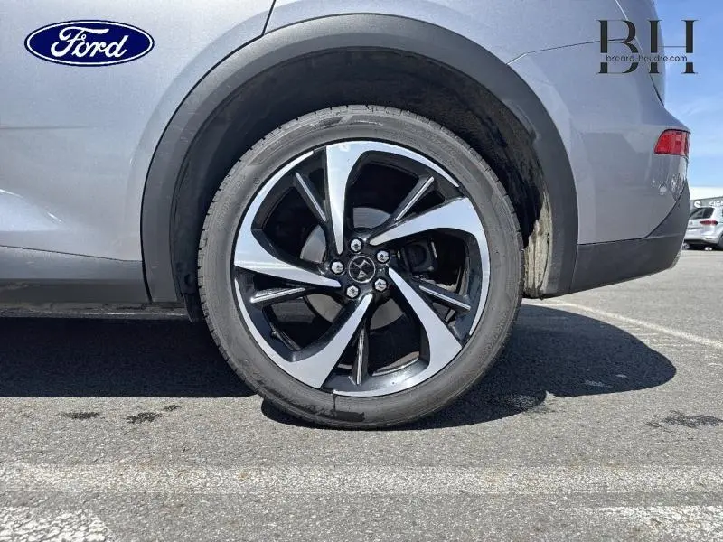 Gros plan sur la roue arrière droite du DS7 Crossback gris Artense avec jante alliage 20 pouces Tokyo.