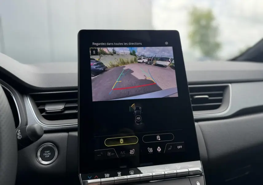 Intérieur du Renault Captur 2026, vue centrale de l’écran tactile affichant la caméra de recul en marche.