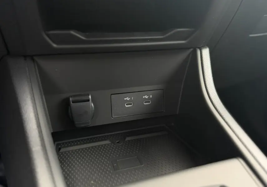 Gros plan sur la console centrale du Renault Captur gris Rafale, montrant deux ports USB-C et une prise 12V.