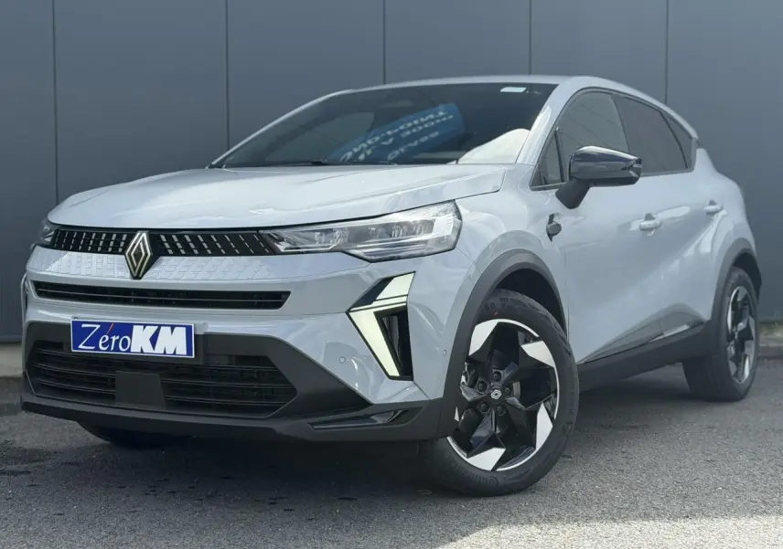 Renault Captur 2026 gris Rafale en 3/4 avant droit, avec jantes aluminium 18" Black Hole et calandre moderne.