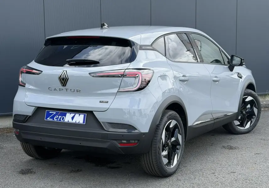 Vue 3/4 arrière droite du Renault Captur gris Rafale avec jantes aluminium noires et vitres surteintées.