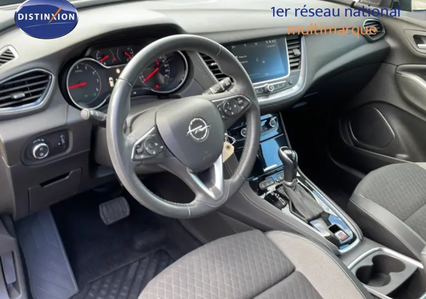 Vue intérieure côté conducteur de l’Opel Grandland X 2021, volant cuir noir et console centrale avec boîte automatique.