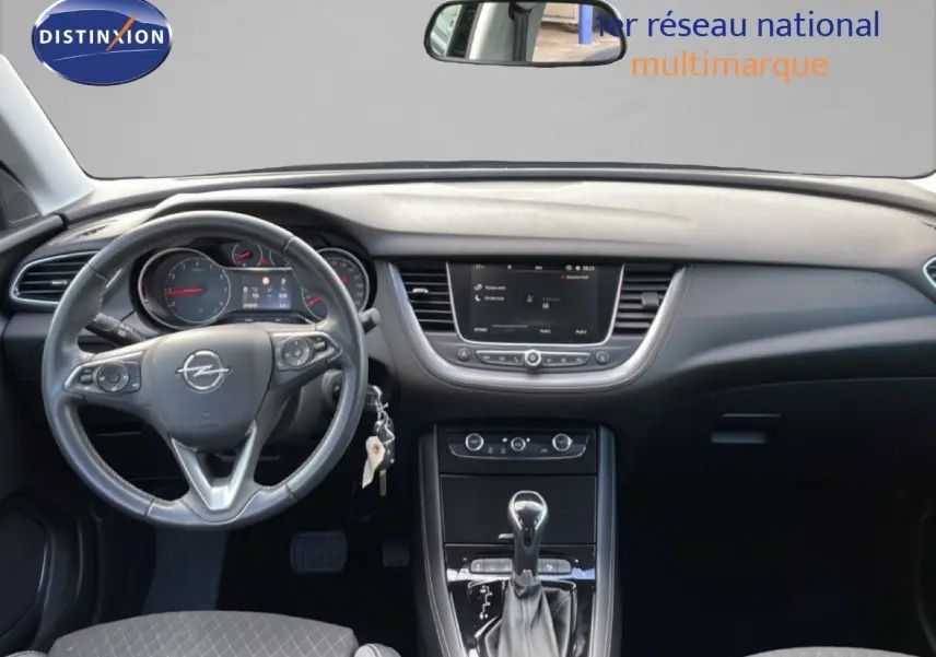 Vue intérieure frontale de l’Opel Grandland X noir diamant, mettant en valeur le tableau de bord et le volant multifonction.