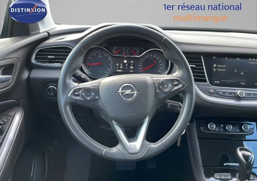Vue intérieure centrée sur le volant cuir noir et le tableau de bord numérique de l'Opel Grandland X 2021.