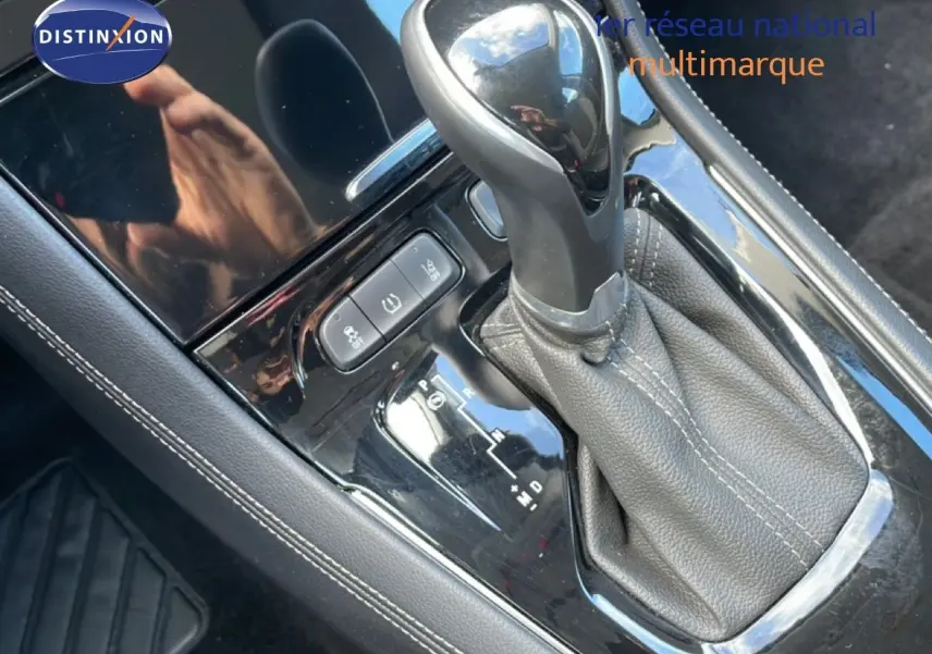 Gros plan sur le levier de vitesse automatique en cuir noir du Opel Grandland X noir diamant métal, version 2021.