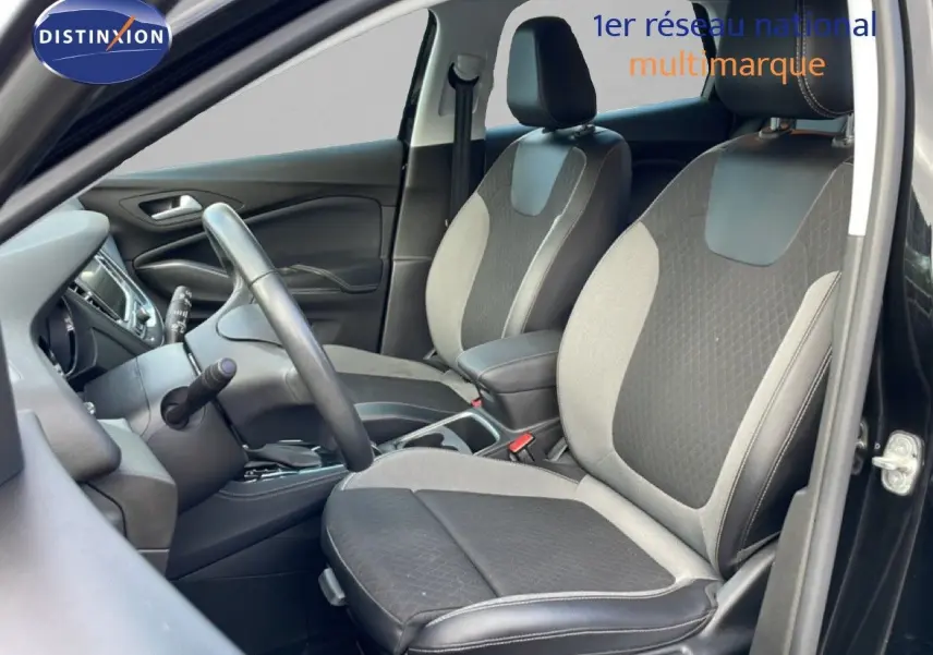 Vue intérieure côté conducteur de l’Opel Grandland X 2021 avec sièges tissu noir et gris et volant cuir noir.