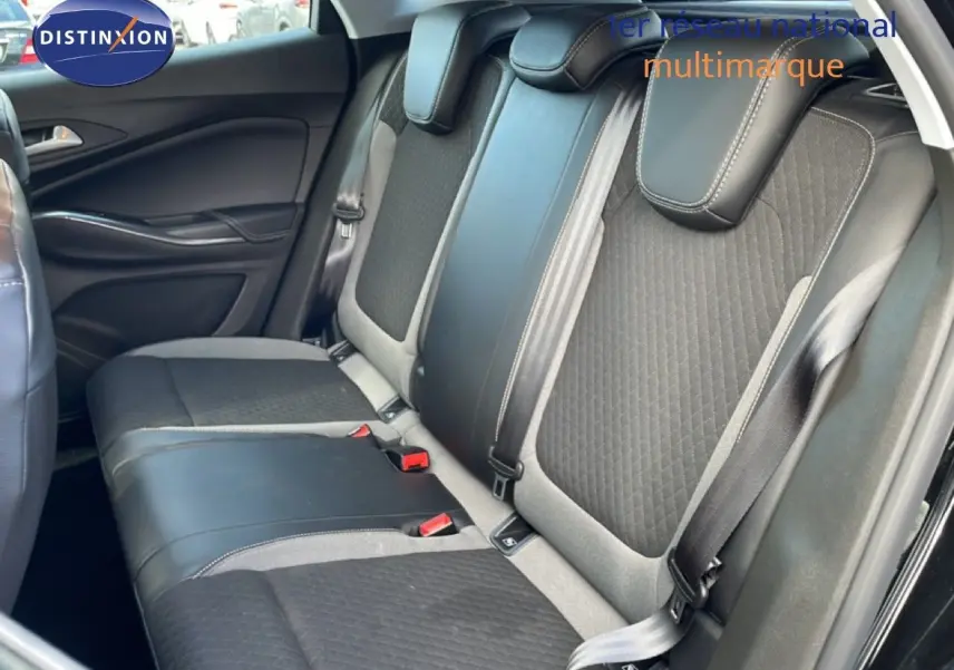 Vue intérieure côté droit des sièges arrière en tissu noir et cuir gris du Opel Grandland X 2021 finition Elegance Business.