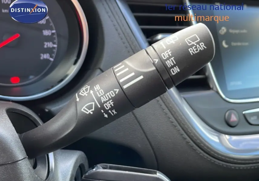 Gros plan sur la commande d’essuie-glace à gauche du volant dans l’habitacle noir d’un Opel Grandland X 2021.