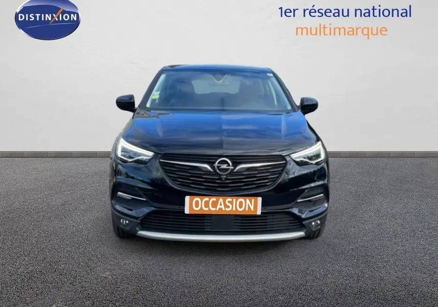 Vue frontale d'un Opel Grandland X noir diamant métal, avec calandre et phares LED distinctifs, sur fond neutre.