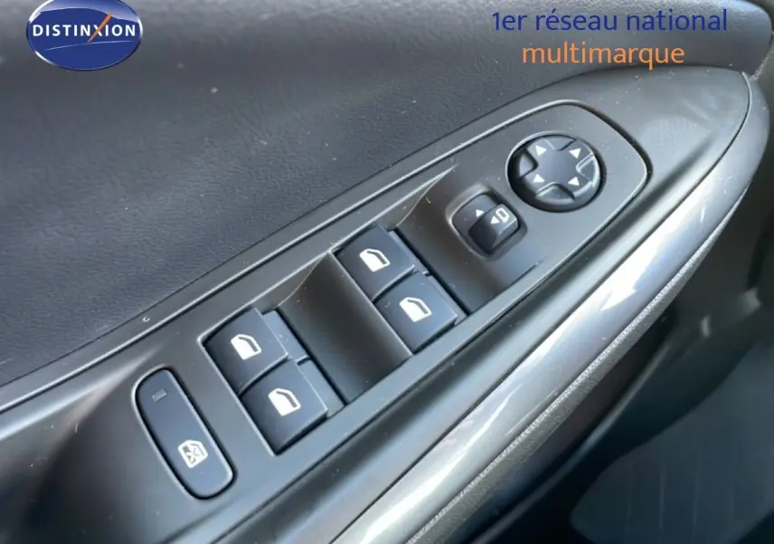 Gros plan sur la commande des vitres électriques côté conducteur d’un Opel Grandland X noir diamant métal, intérieur noir.