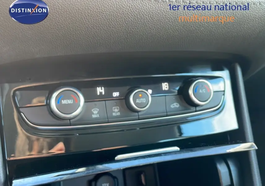 Détail de la console centrale avec commandes de climatisation digitale sur Opel Grandland X noir diamant métal.