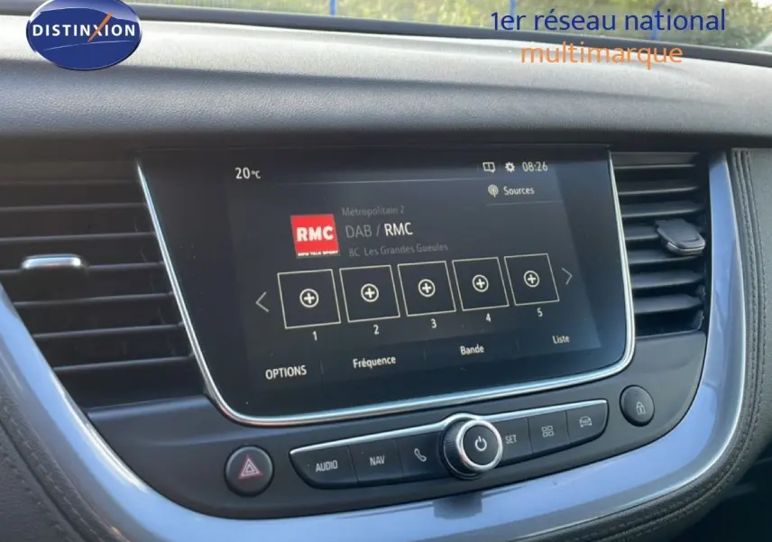 Vue rapprochée de l’écran tactile central de l’Opel Grandland X noir, affichant la radio DAB/RMC avec commandes intégrées.